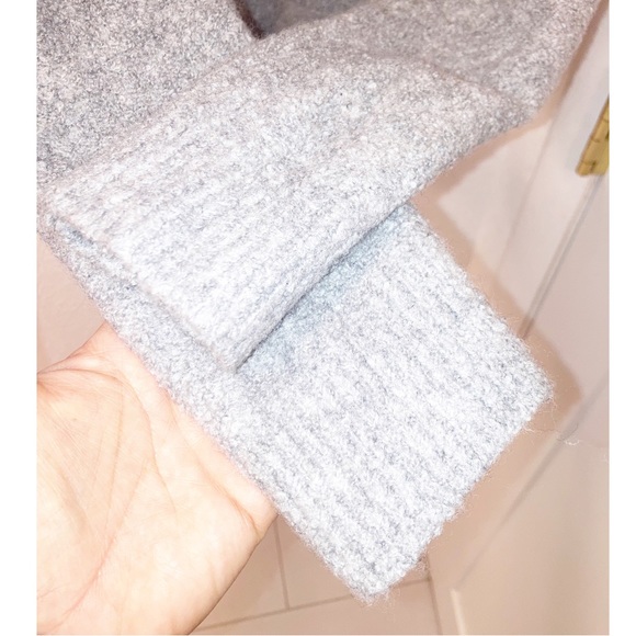 EVERLANE The Teddy Boucle Crewneck Sweater in Heather Grey SZ: Medium - Picture 6 of 11